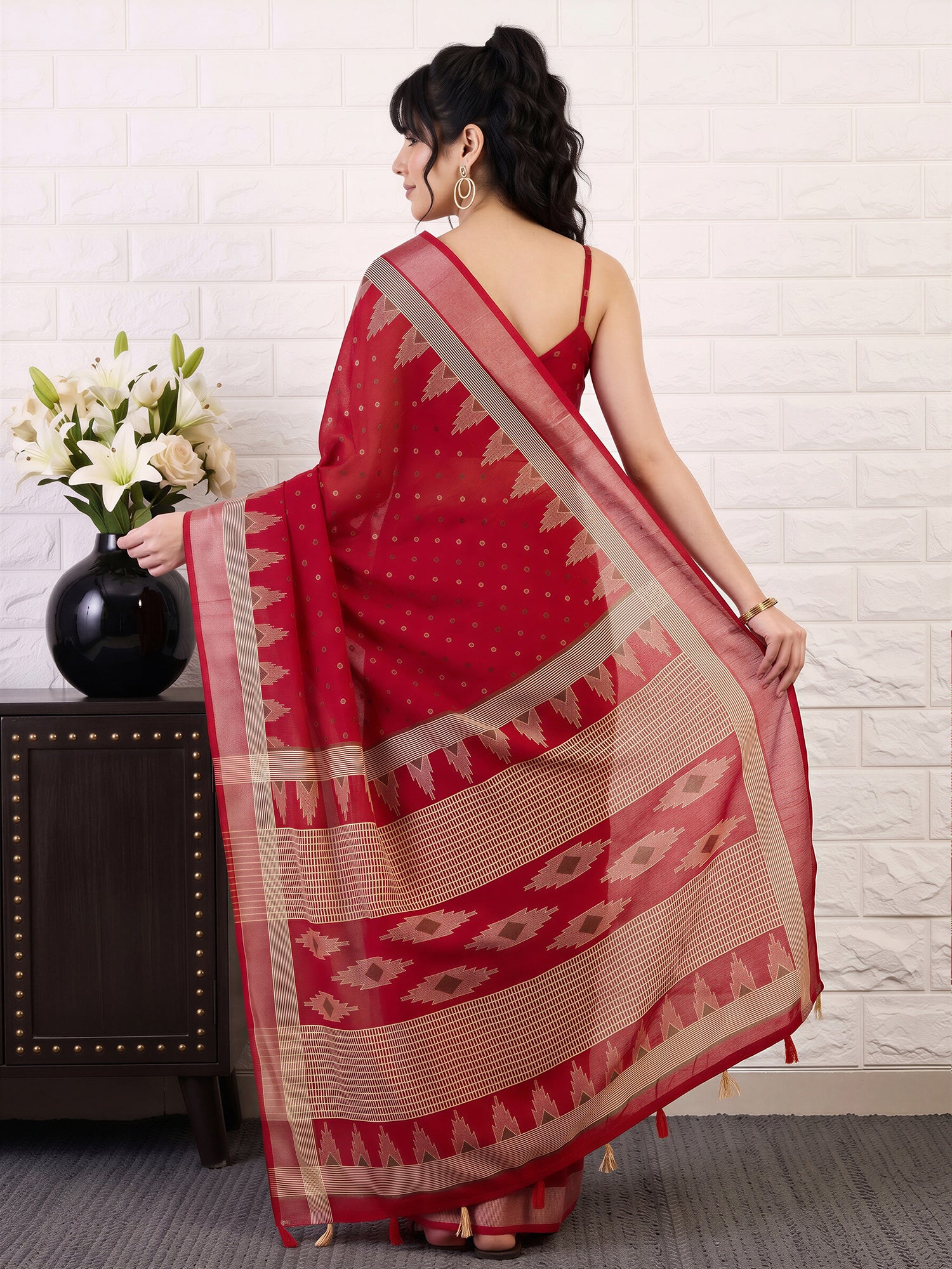Red Cotton Linen saree – detail view 1