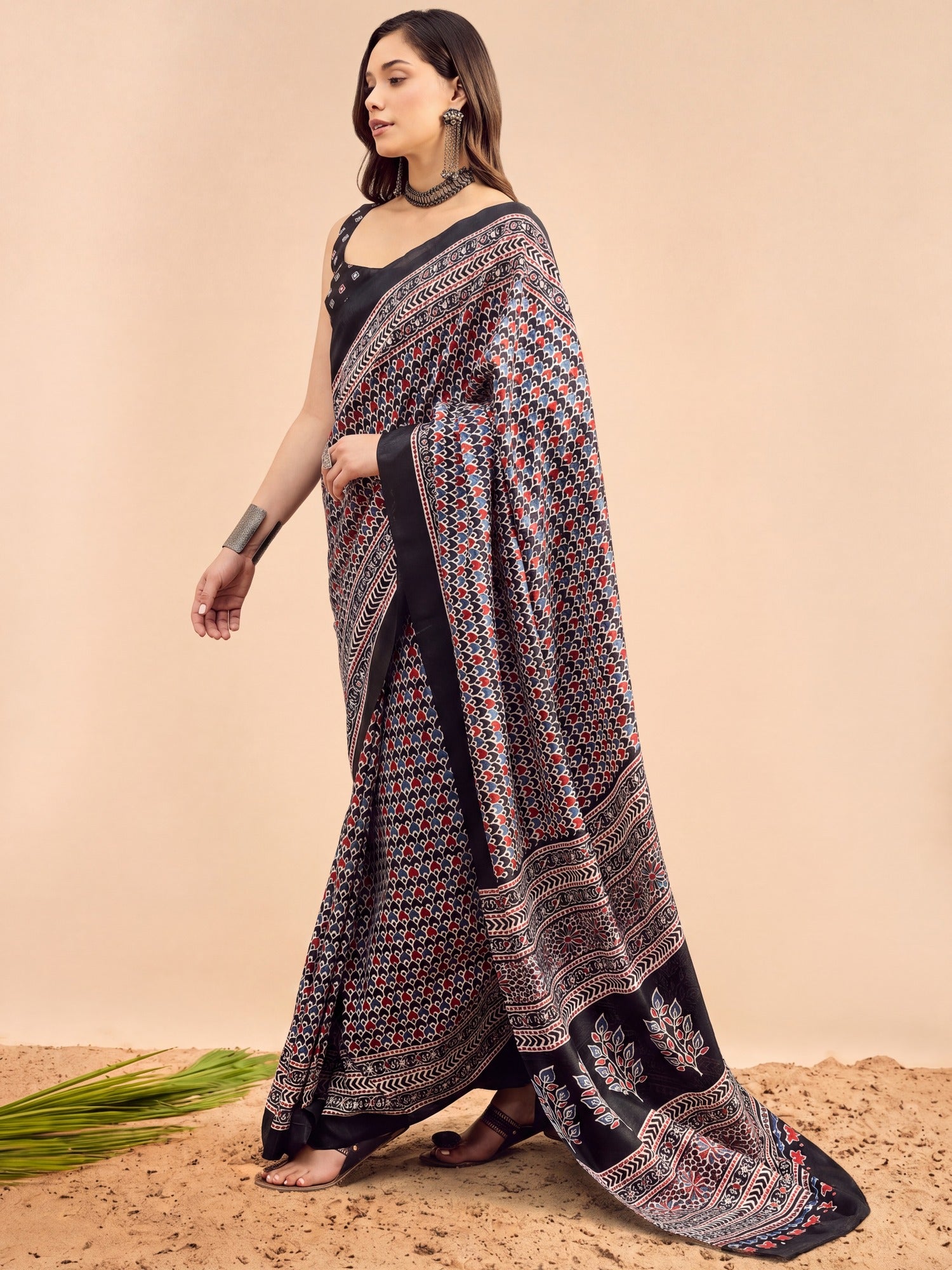 Black Dola Silk saree – detail view 3