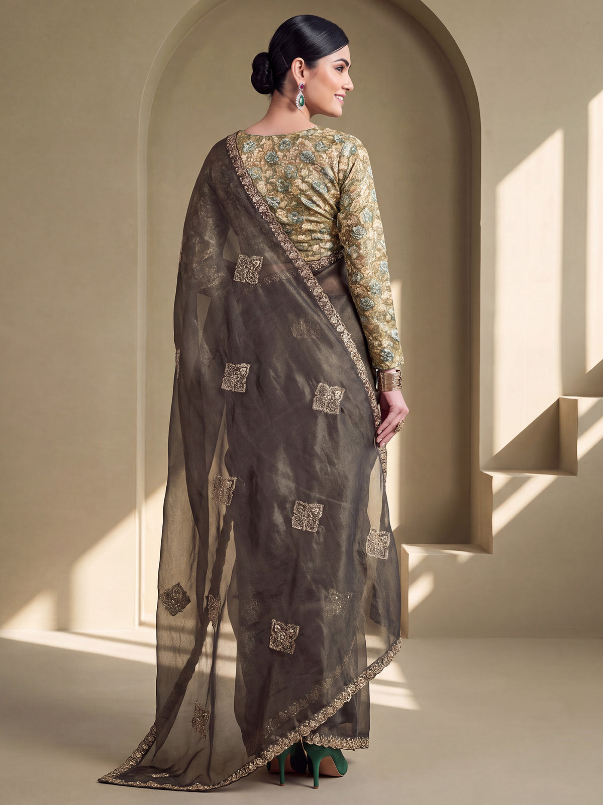 Olive Tissue saree – detail view 1