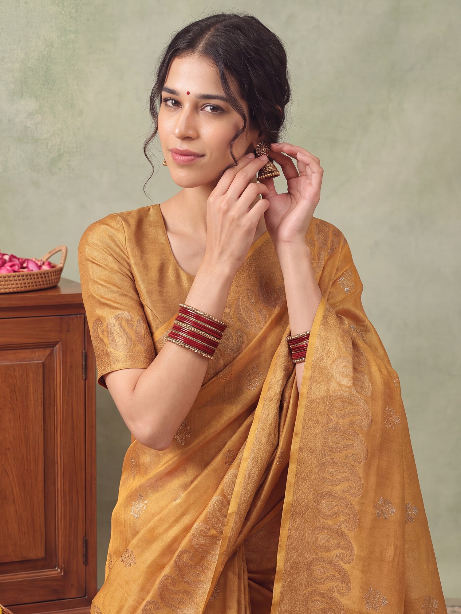 Mustard Linen saree – detail view 4