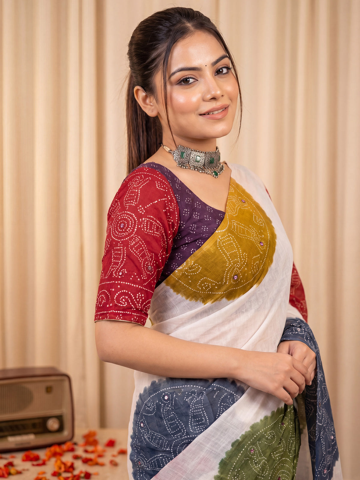 Off White Linen saree – detail view 4