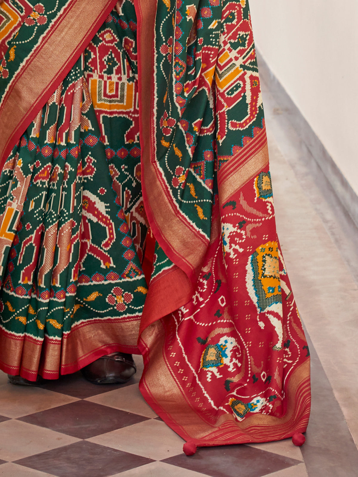 Green silk blend saree view 4