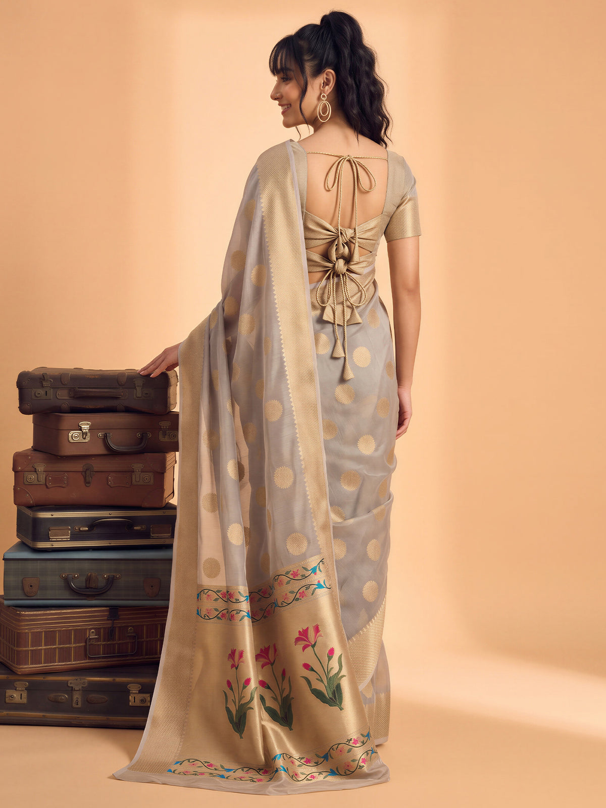 Grey Tissue saree – detail view 1