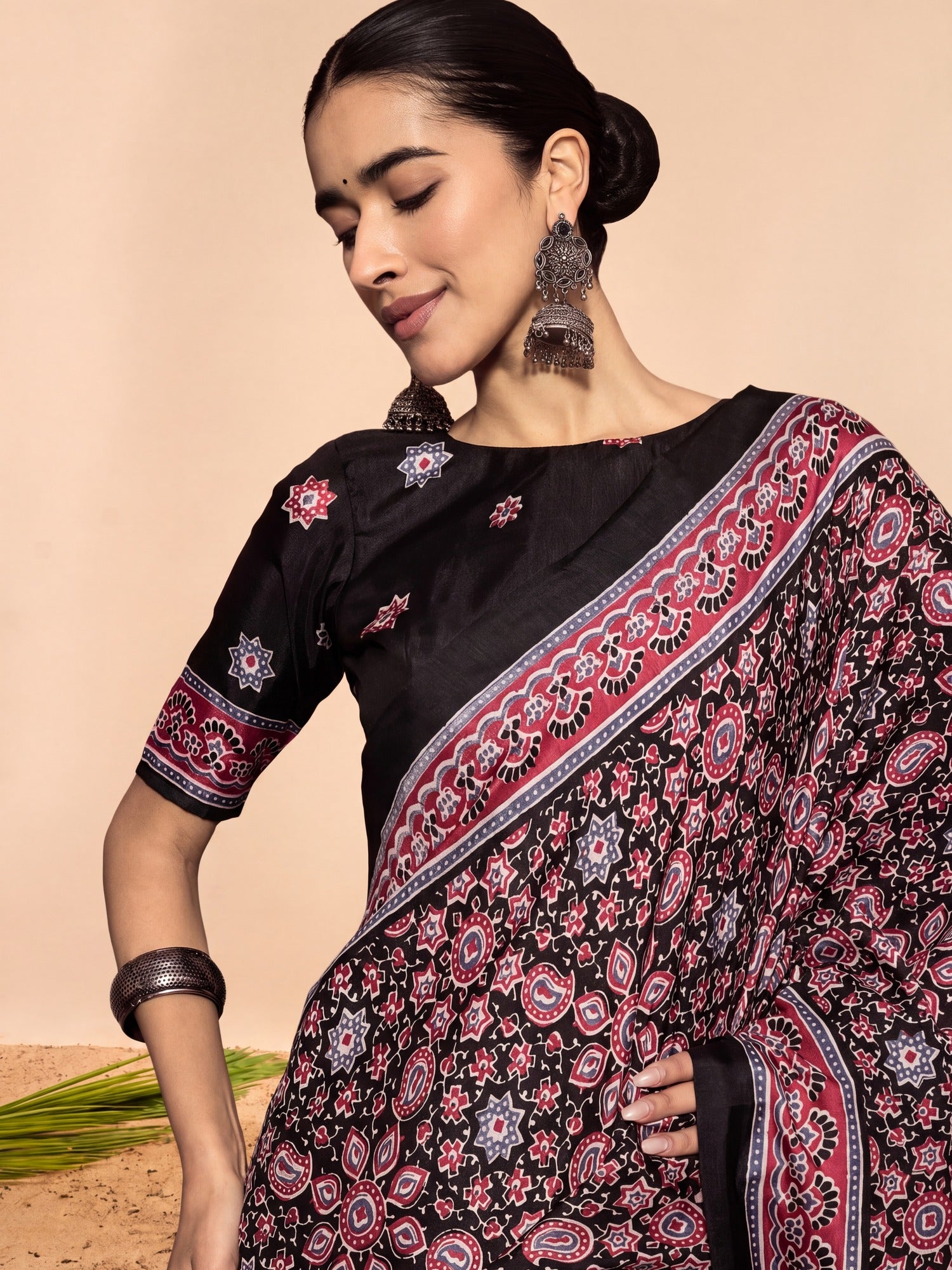 Black Dola Silk saree – detail view 4