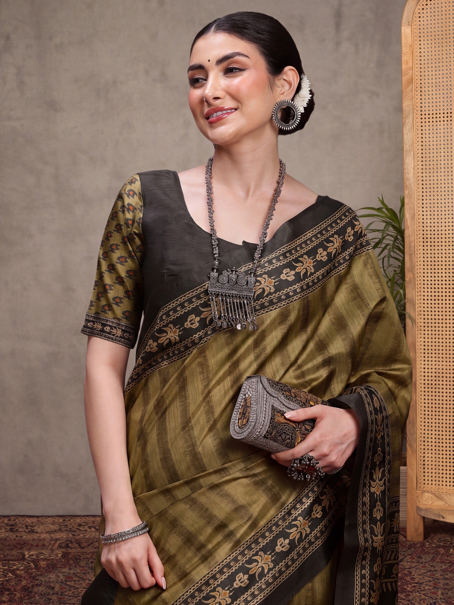 Olive Silk Blend saree – detail view 2