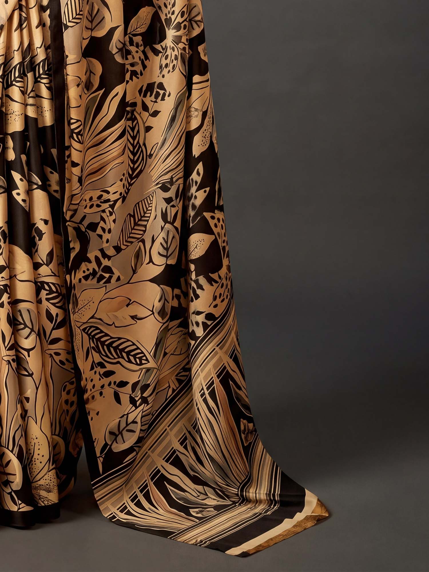 Beige Crepe saree – detail view 5