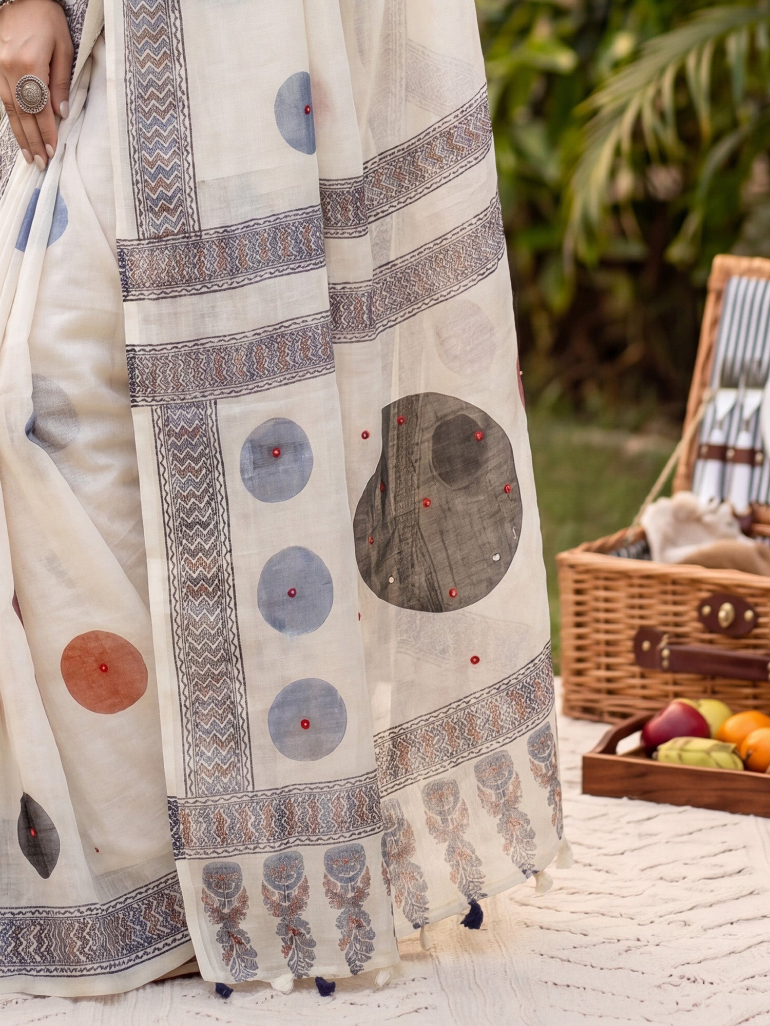 Off White Linen saree – detail view 5