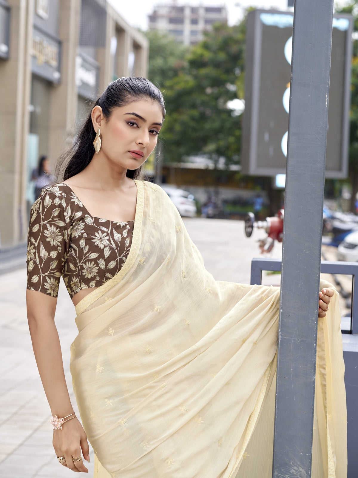 Cream Satin Silk saree – detail view 3