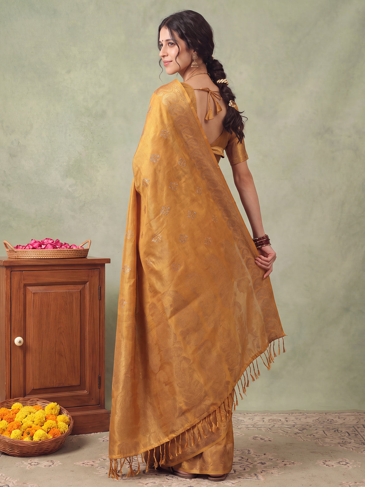 Mustard Linen saree – detail view 1
