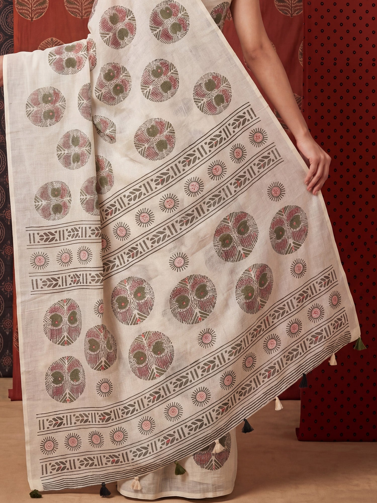 Off White Linen saree – detail view 5