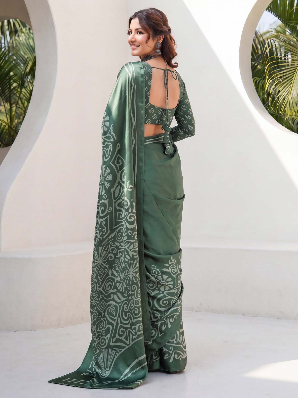 Green Crepe saree – detail view 1