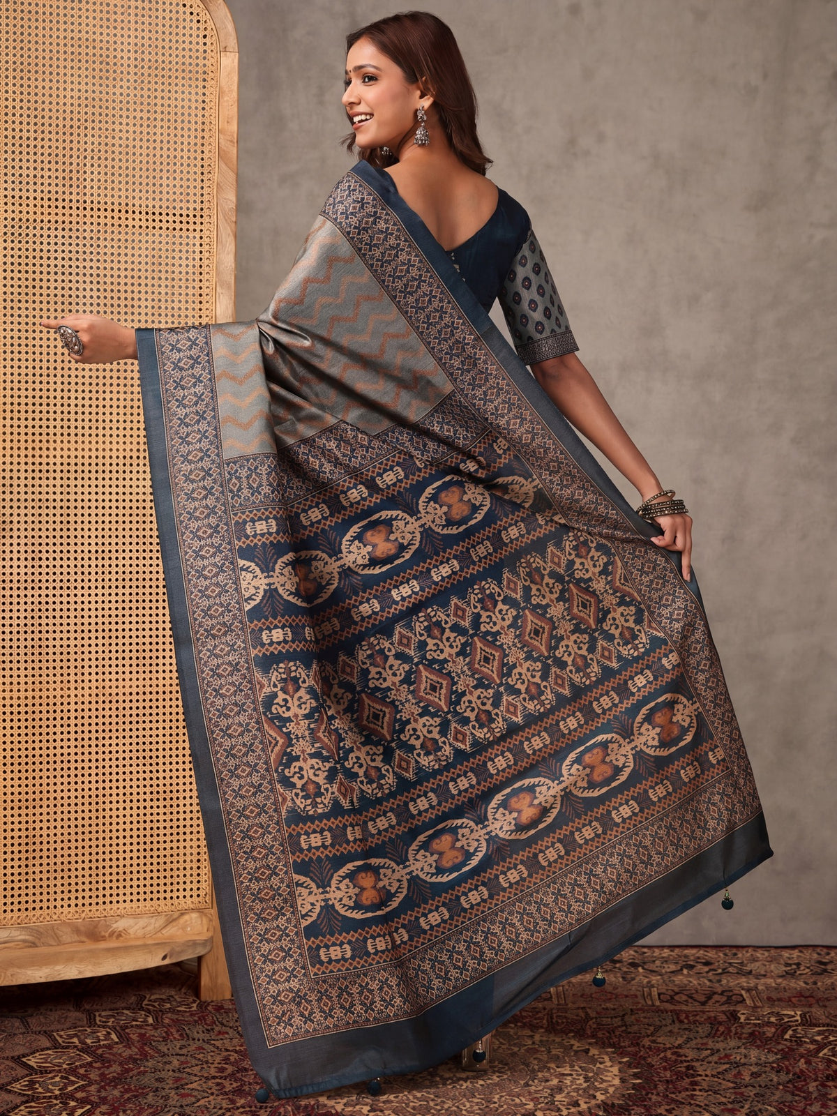 Grey Silk Blend saree – detail view 3