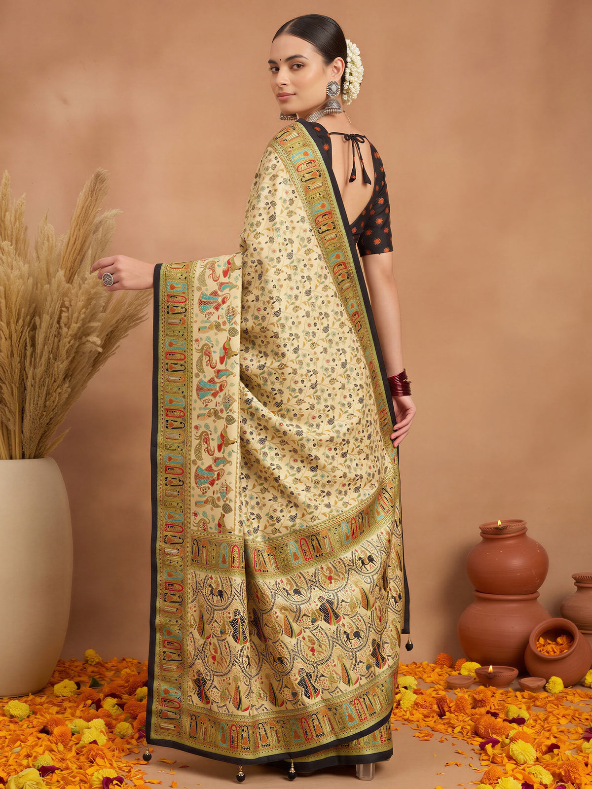 Cream Silk Blend saree – detail view 1