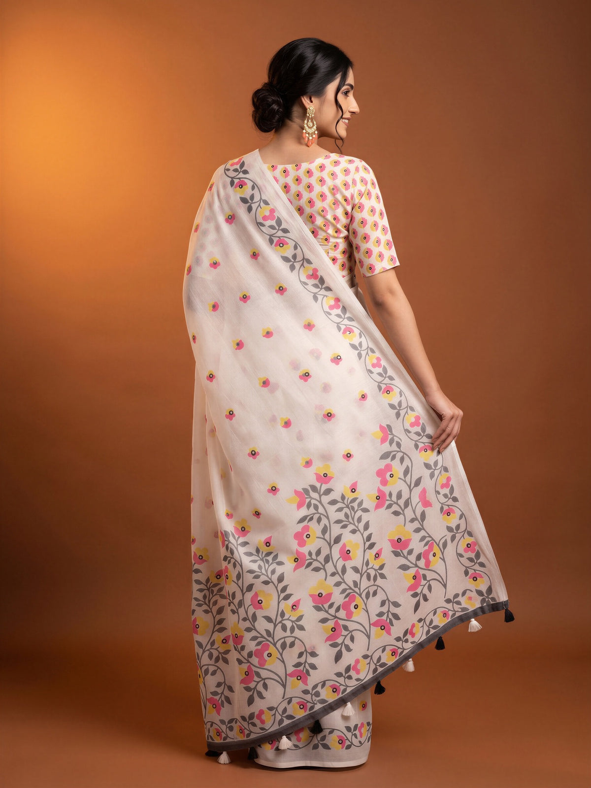 Off White Linen Blend saree – detail view 1