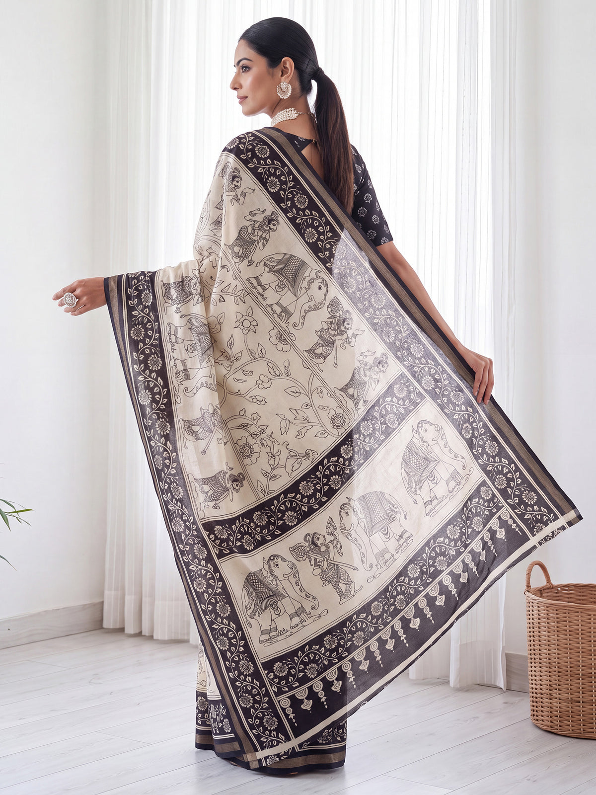 Beige Mulmul saree – detail view 1