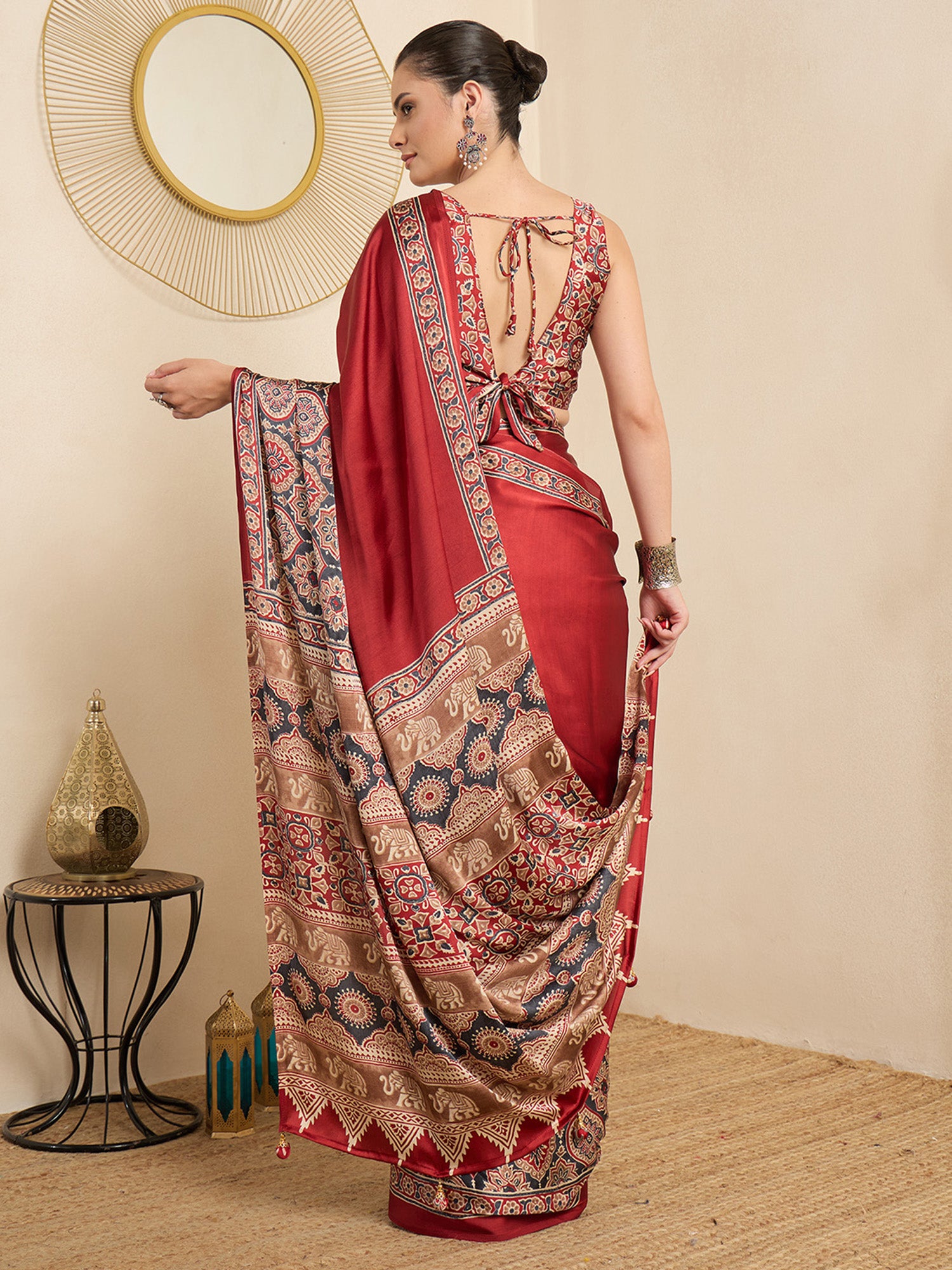 Maroon Crepe saree – detail view 1