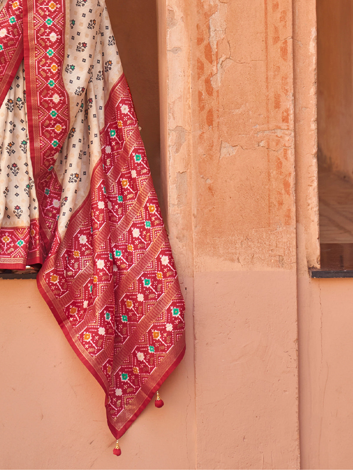 Cream Silk Blend saree – detail view 4