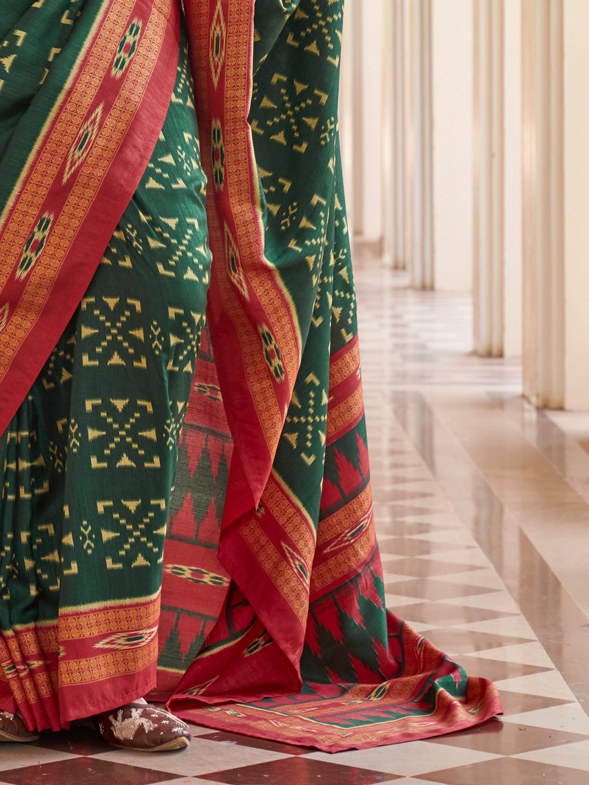 Green silk blend saree view 4