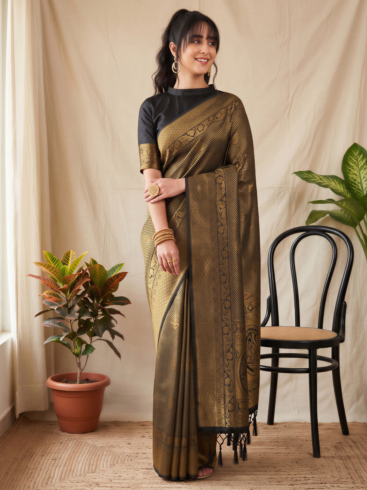 Gold Silk Blend saree – detail view 2
