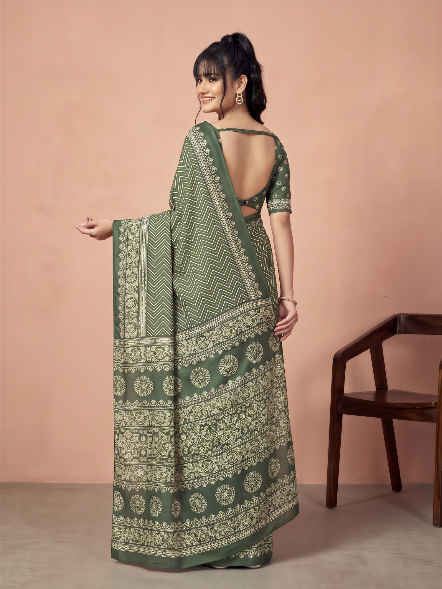 Green Dola Silk saree – detail view 1