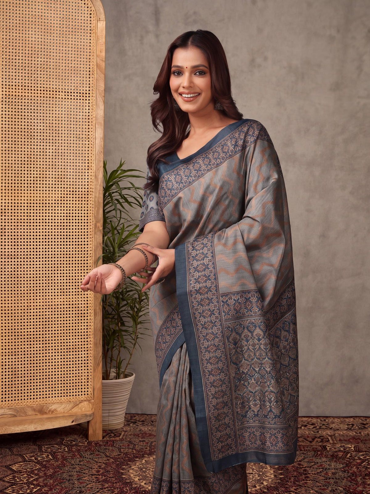 Grey Silk Blend saree – detail view 2