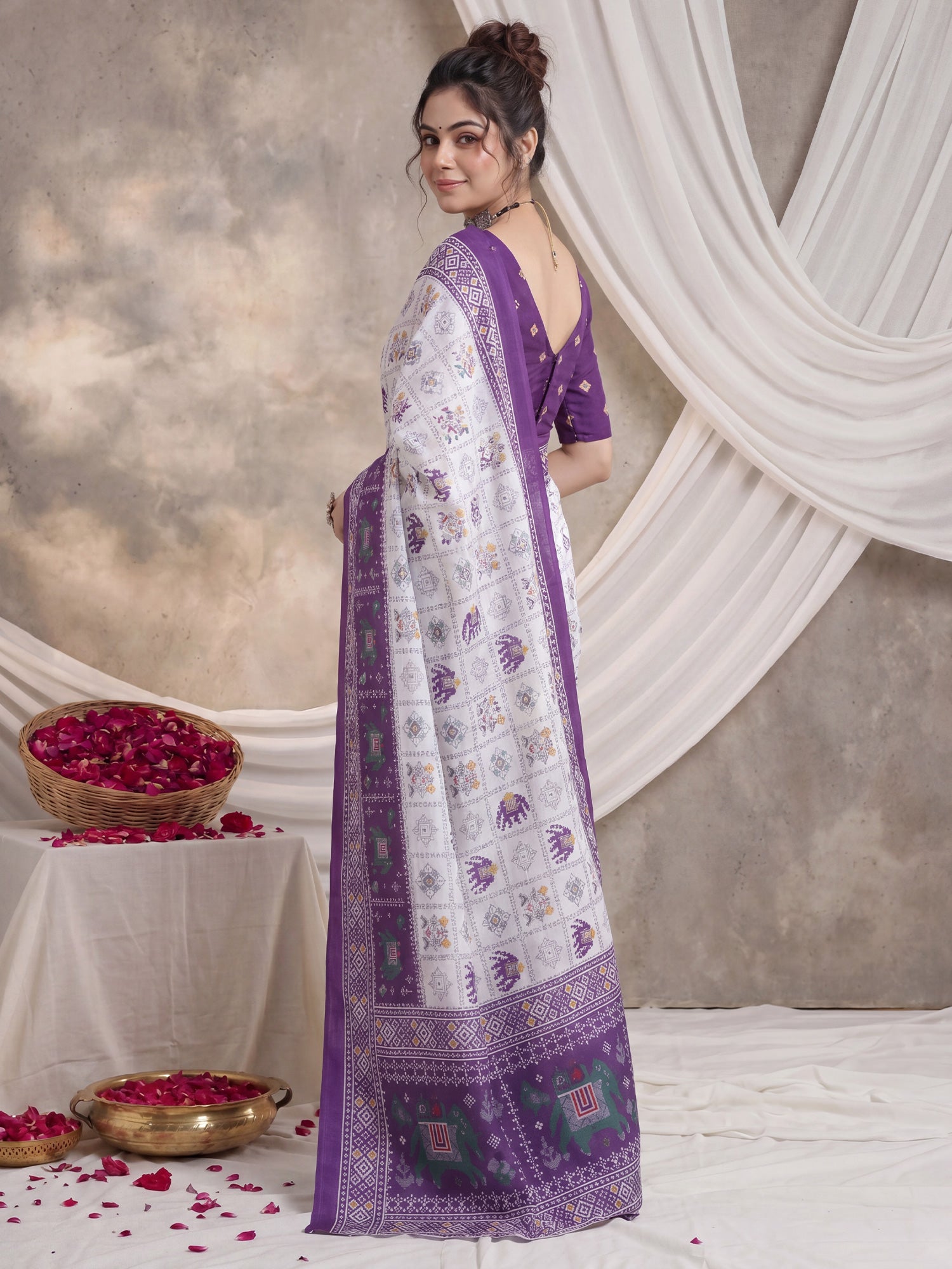 White Cotton saree – detail view 1