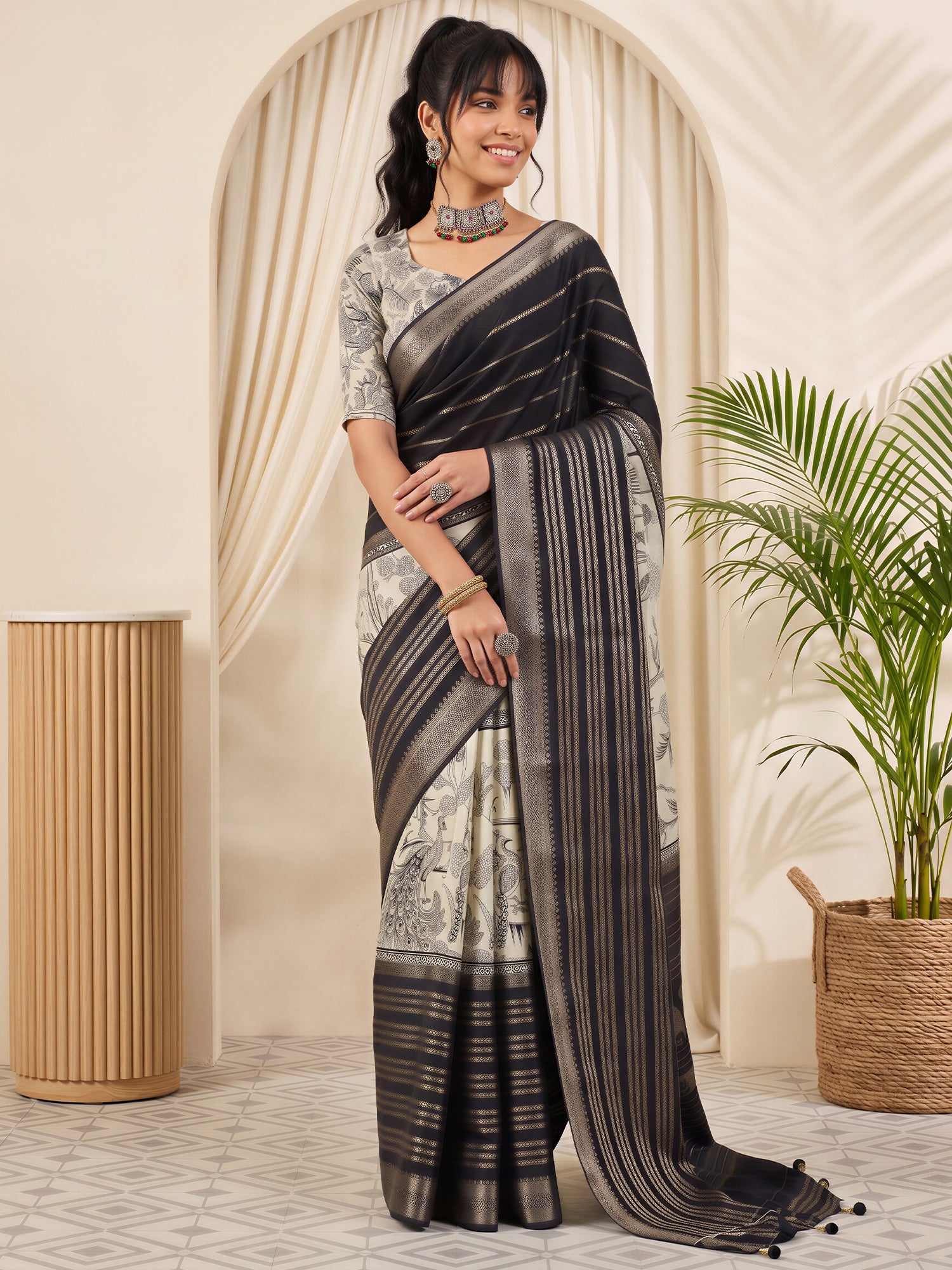Black Viscose Silk saree – detail view 2
