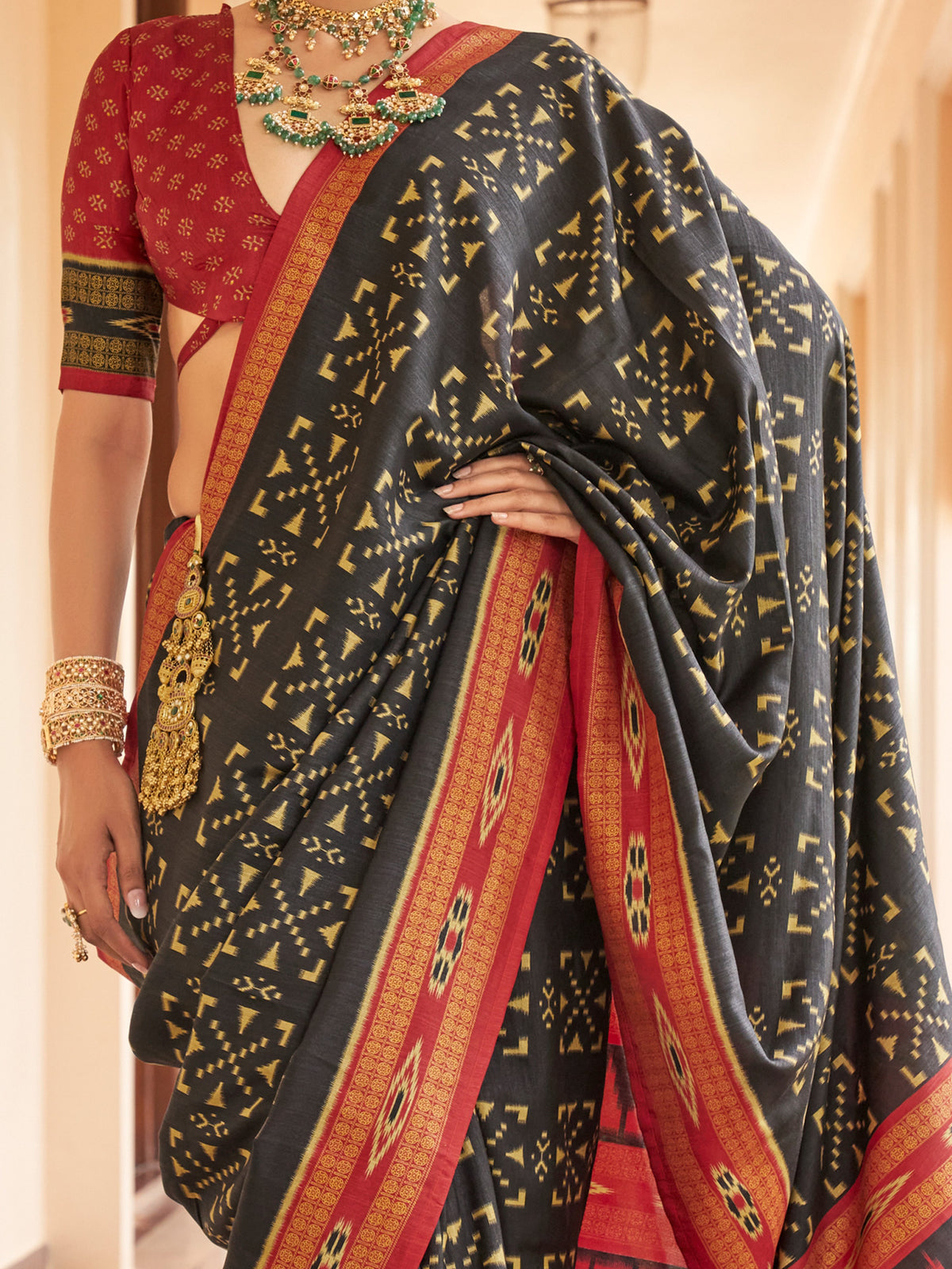 Black silk blend saree view 3