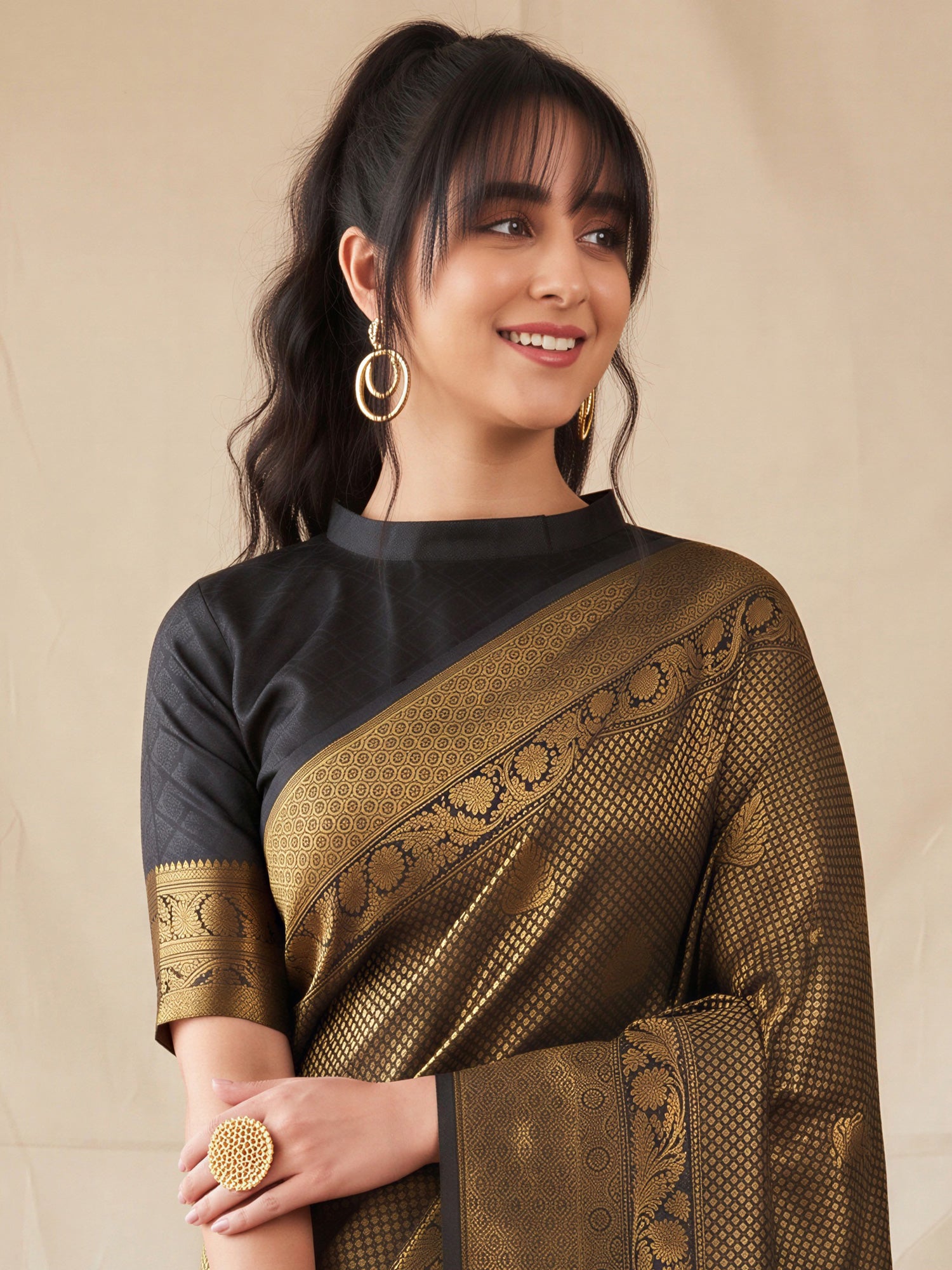 Gold Silk Blend saree – detail view 4