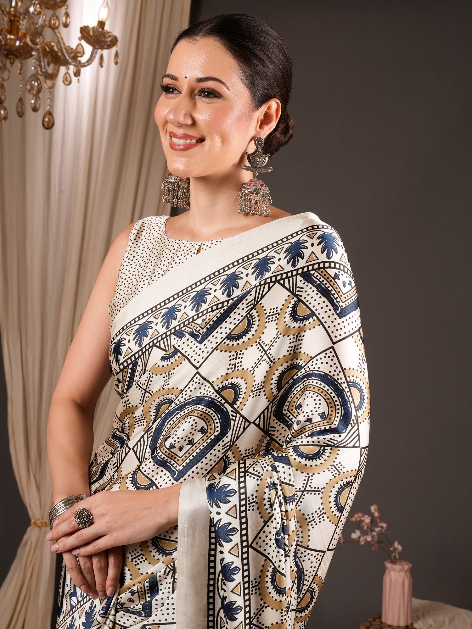 Off White Satin saree – detail view 3