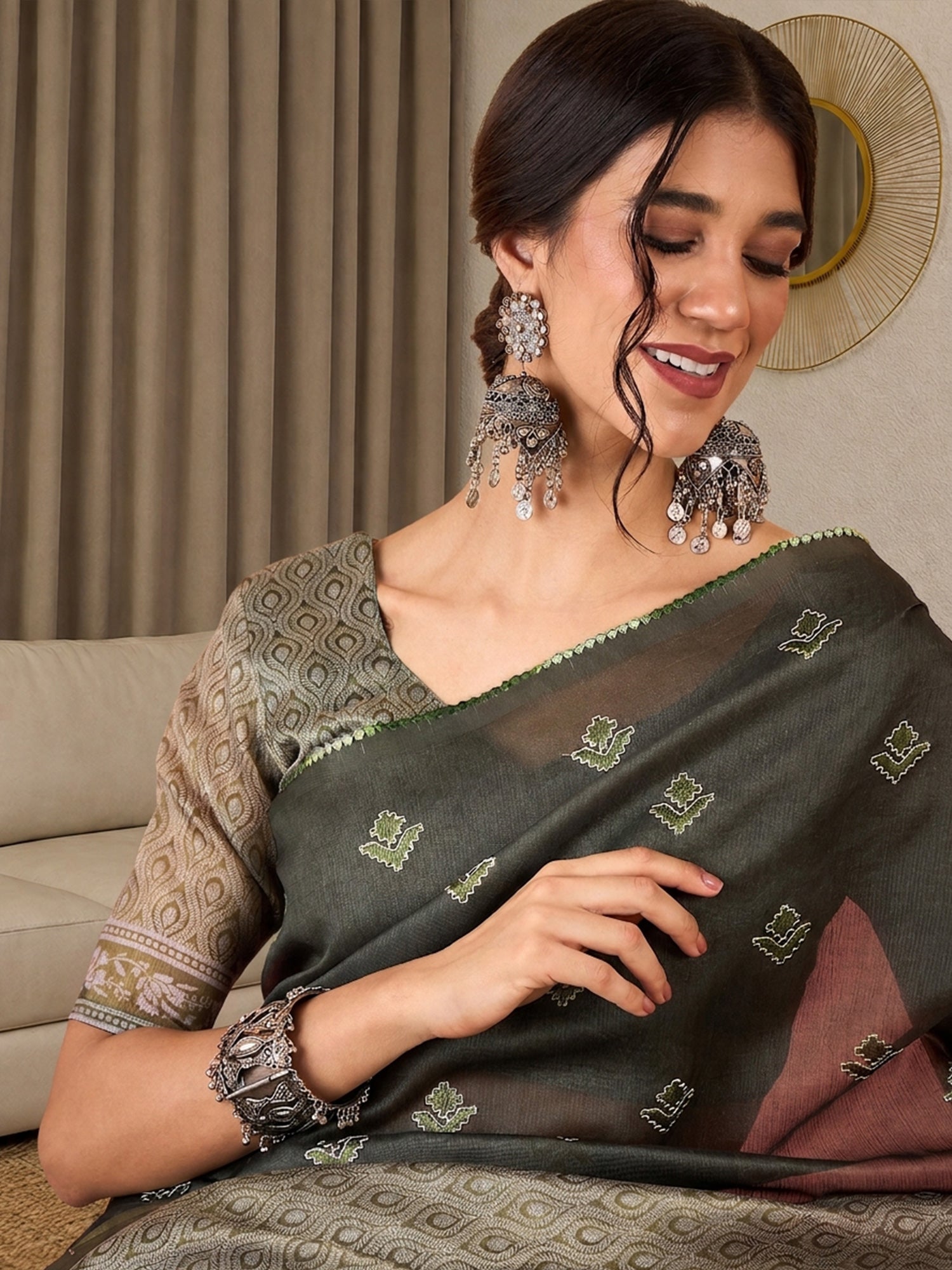 Olive Silk Blend saree – detail view 4