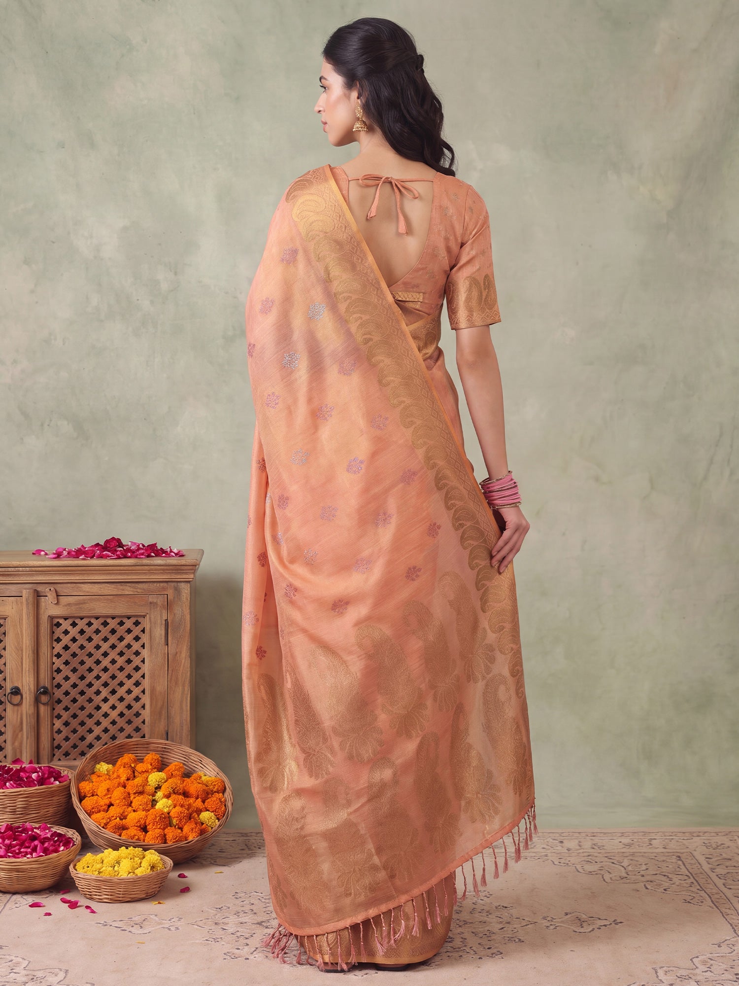 Peach Linen saree – detail view 1