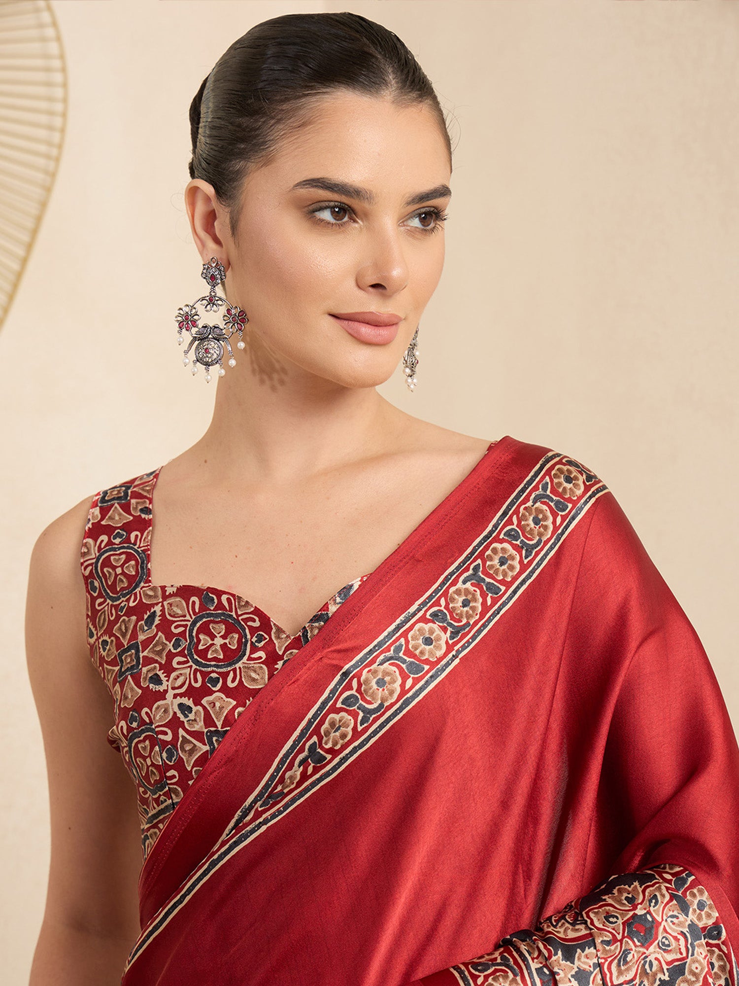 Maroon Crepe saree – detail view 3