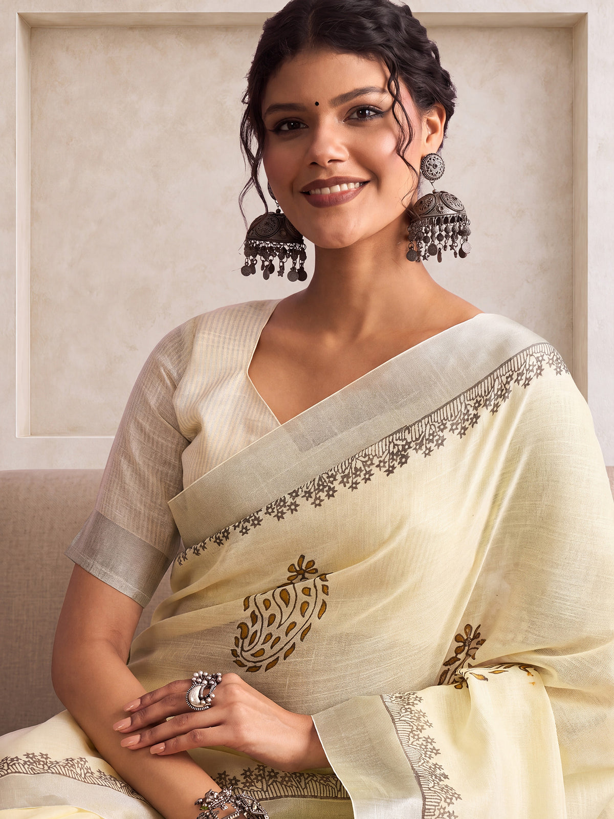 Off White Linen saree – detail view 4