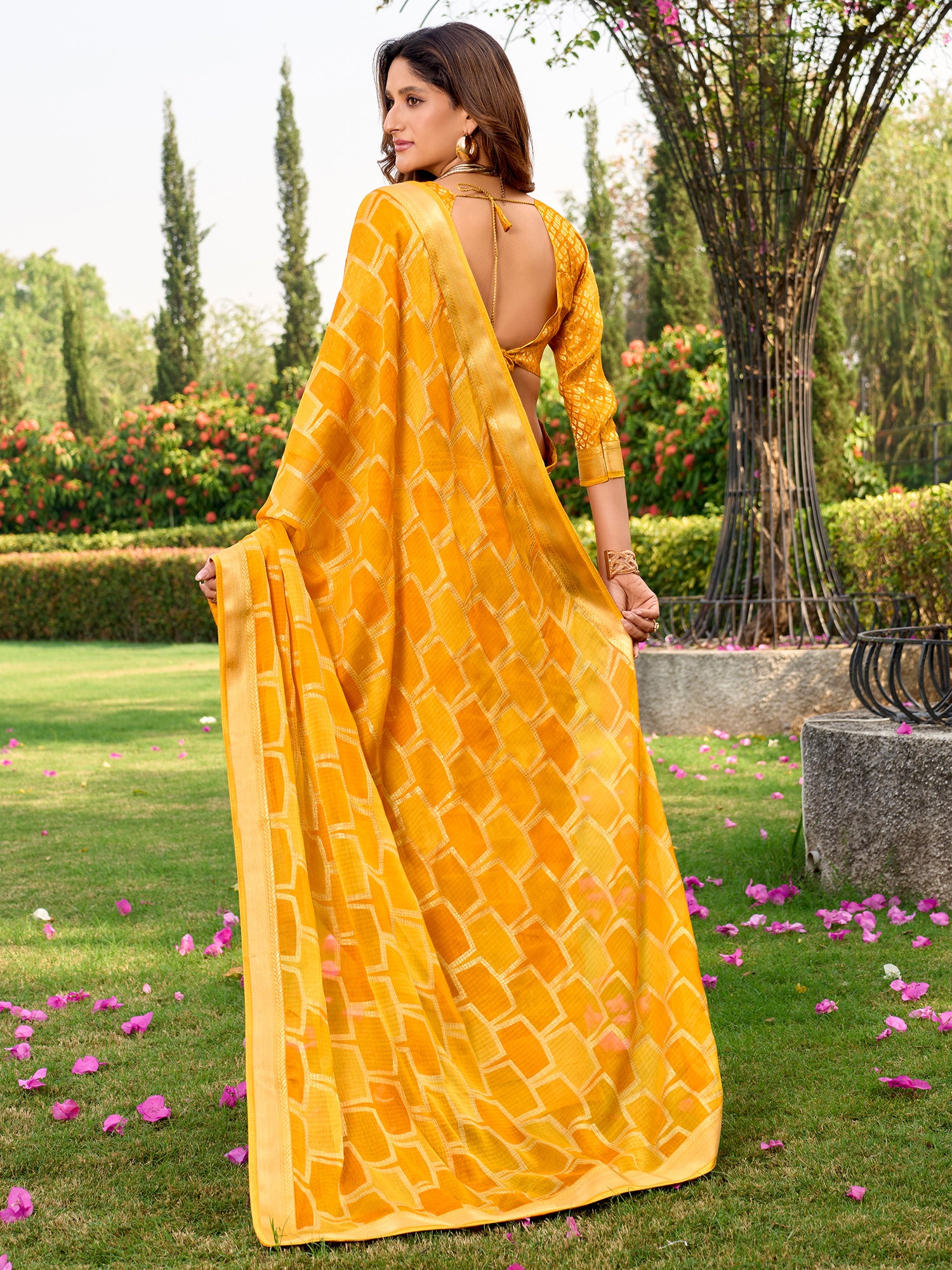 Yellow Chiffon saree – detail view 1