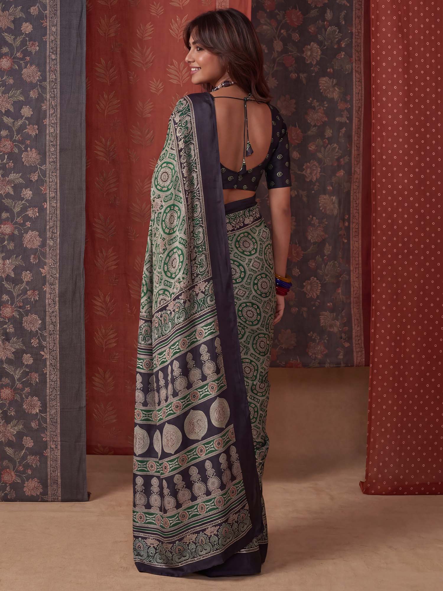 Green Crepe saree – detail view 1