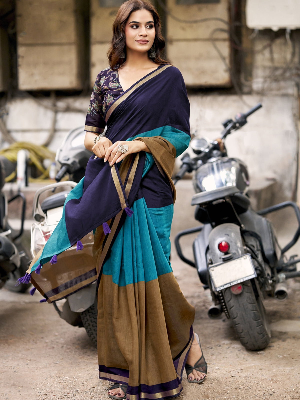 Teal Blue colorblocked cotton blend saree with navy blue blouse piece