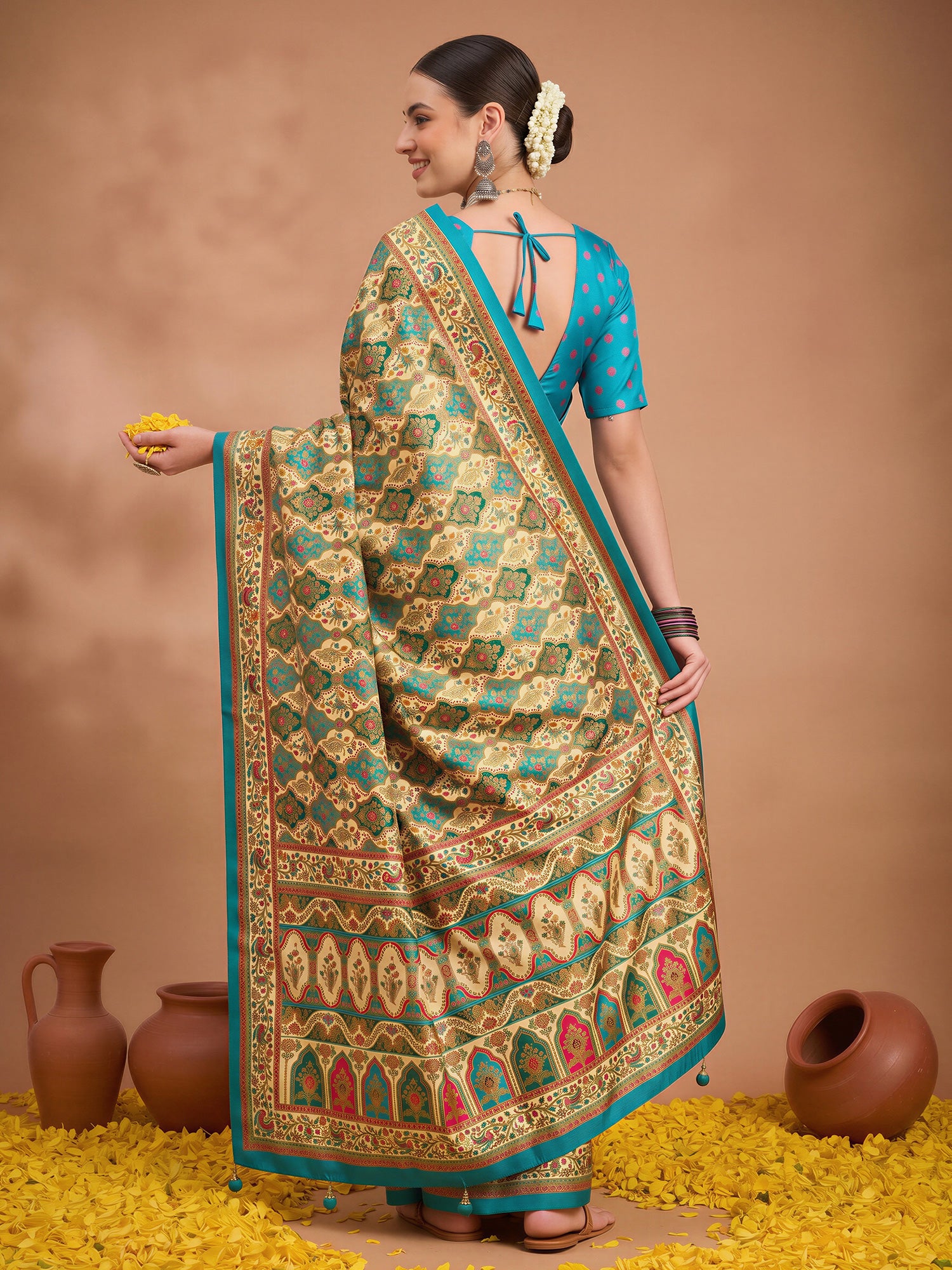 Cream Silk Blend saree – detail view 1