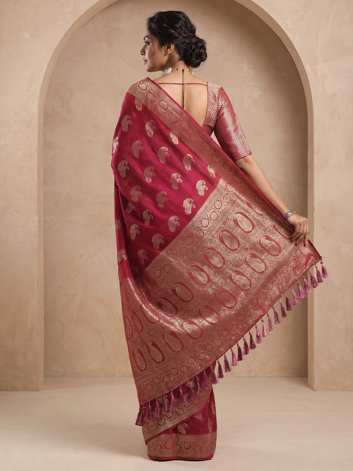 Maroon Georgette saree – detail view 1
