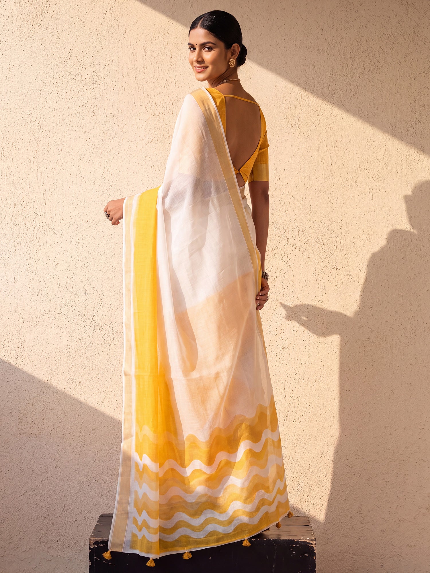 Mustard Linen saree – detail view 1
