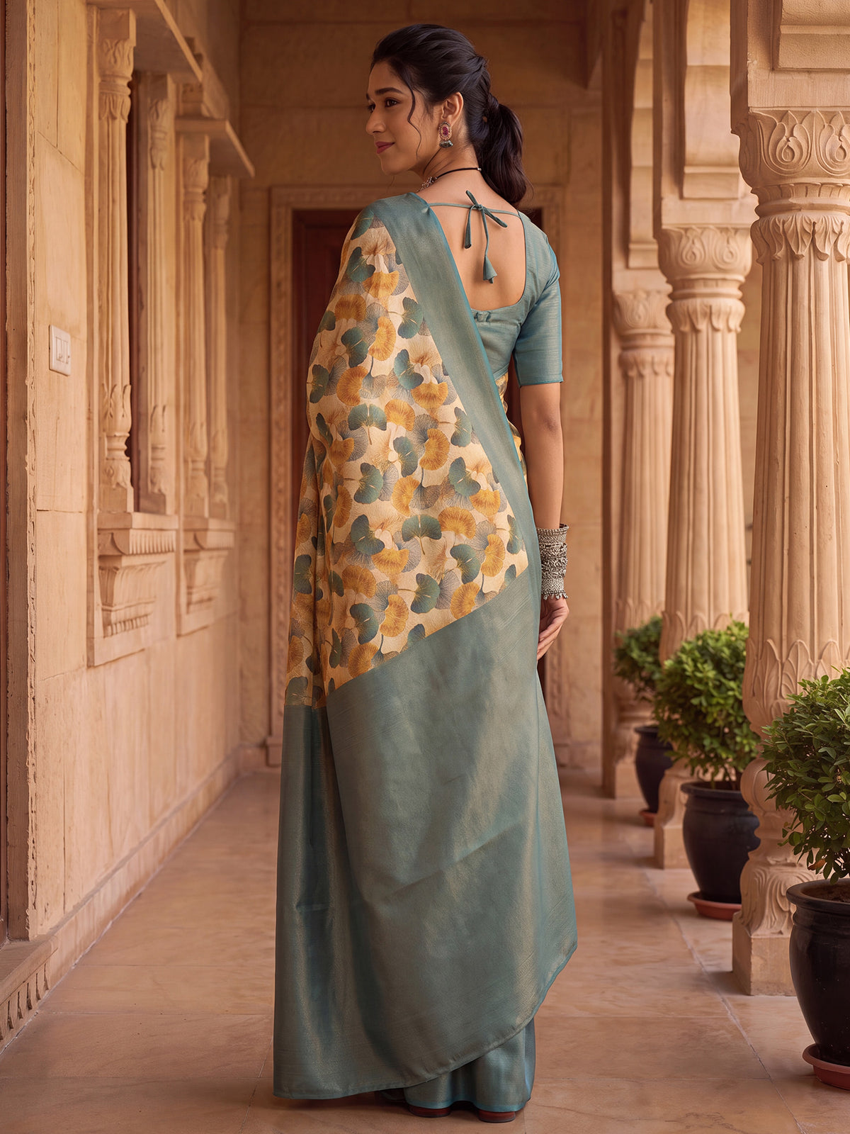 Cream Silk Blend saree – detail view 1
