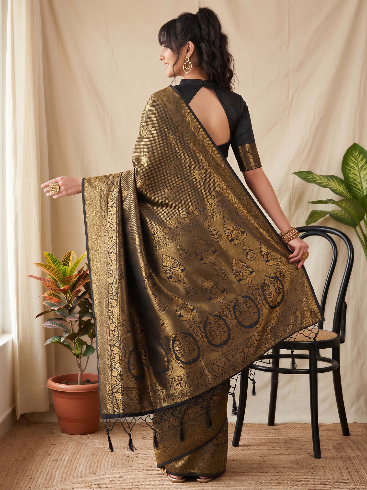 Gold Silk Blend saree – detail view 1