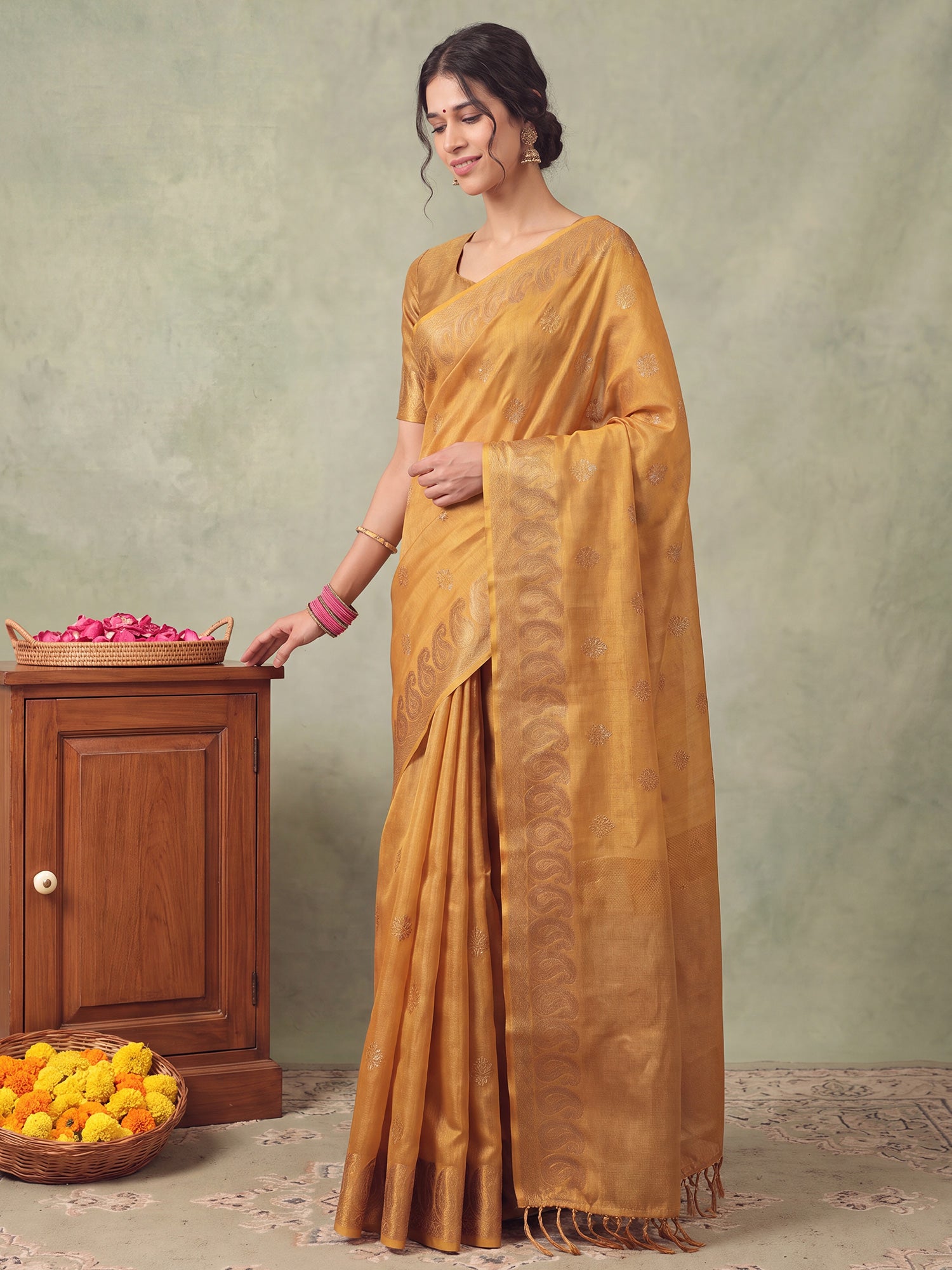 Mustard Linen saree – detail view 3