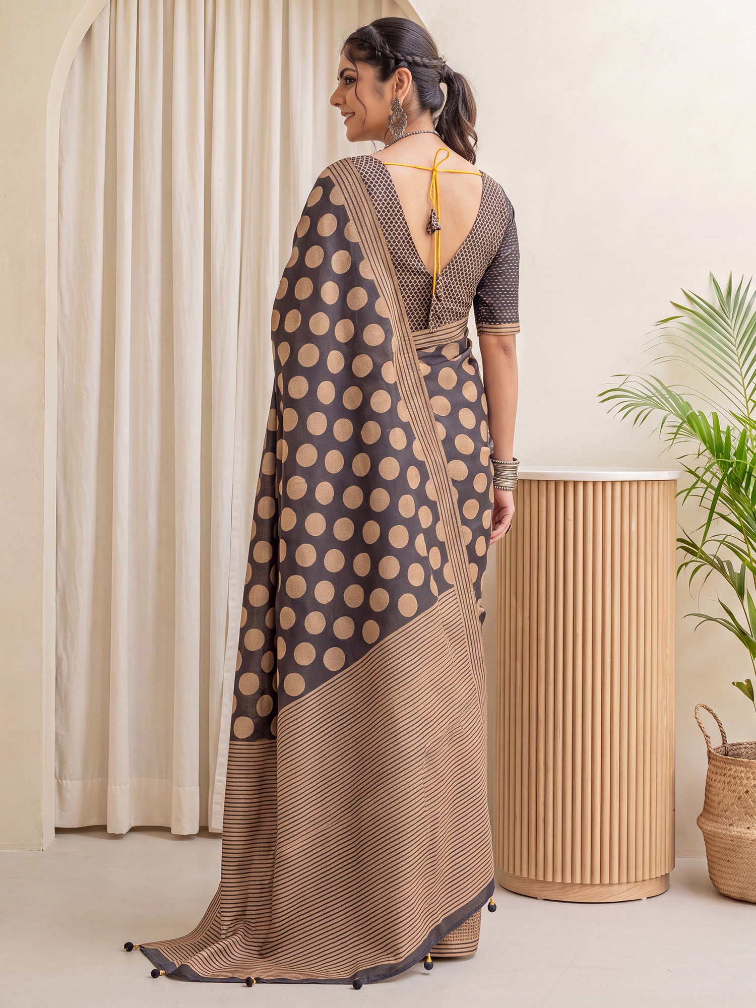 Black Silk Blend saree – detail view 1