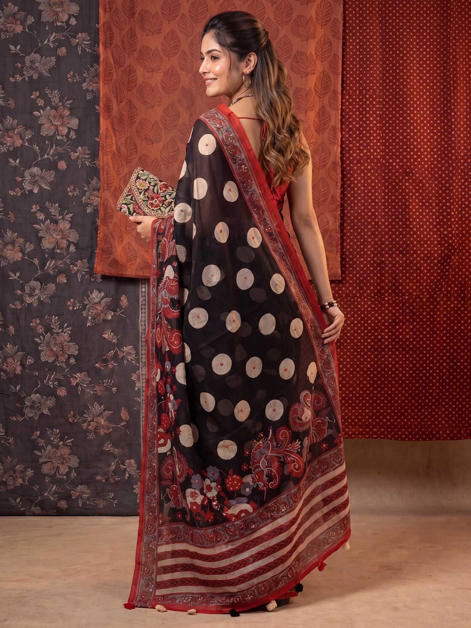 Black Linen saree – detail view 1