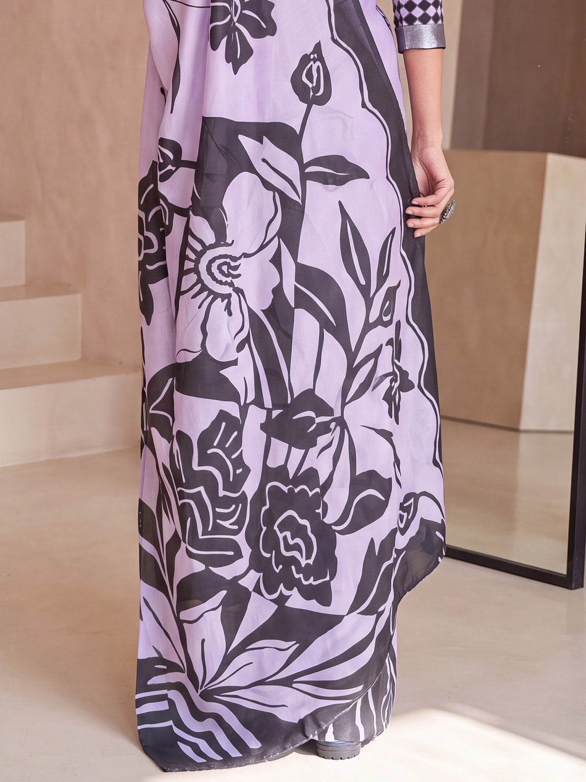 Lavender Crepe saree – detail view 5