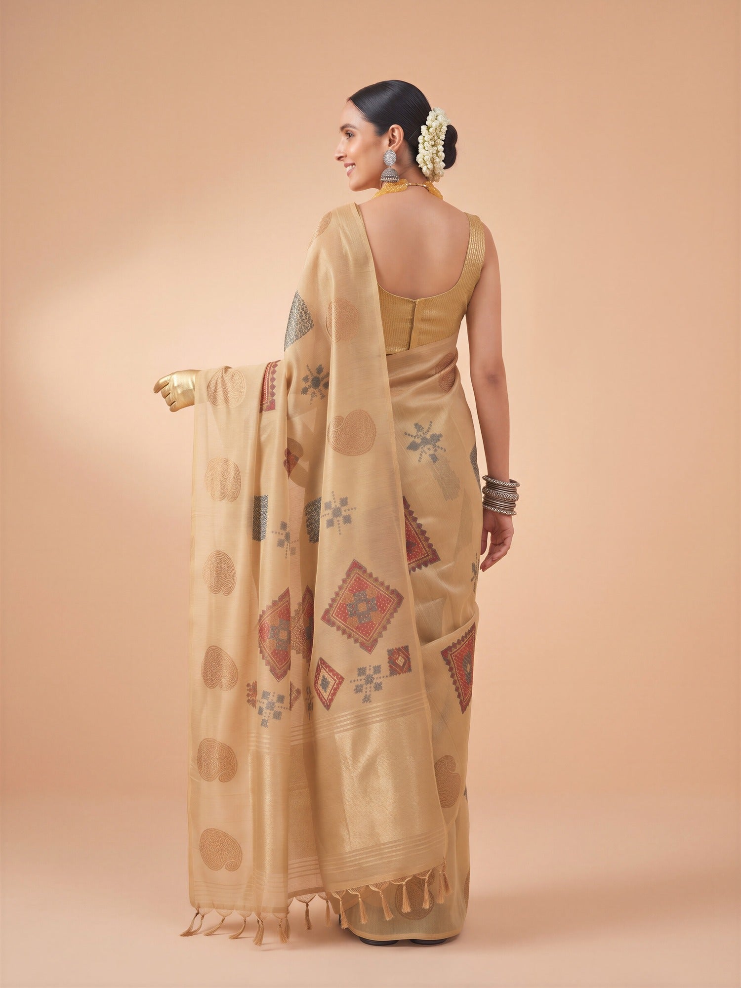 Beige Tissue saree – detail view 1