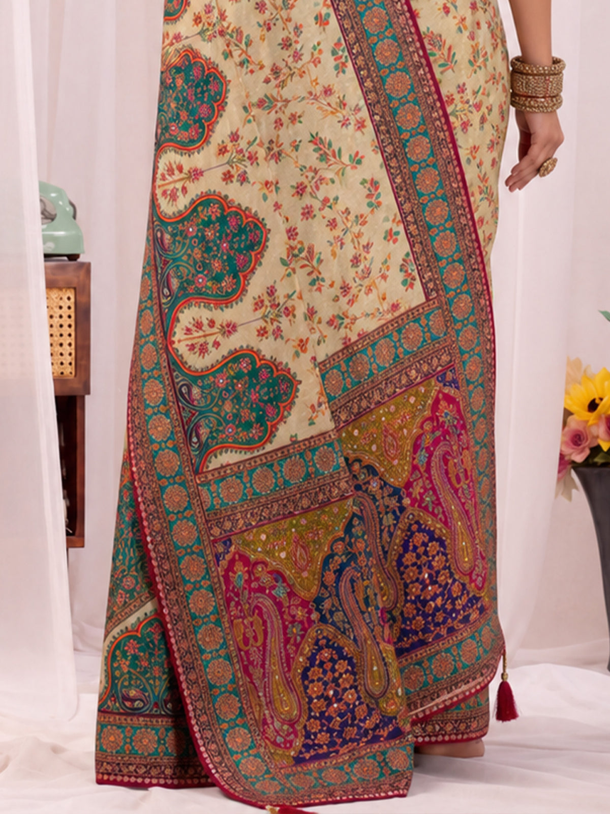 Cream Silk Blend saree – detail view 5