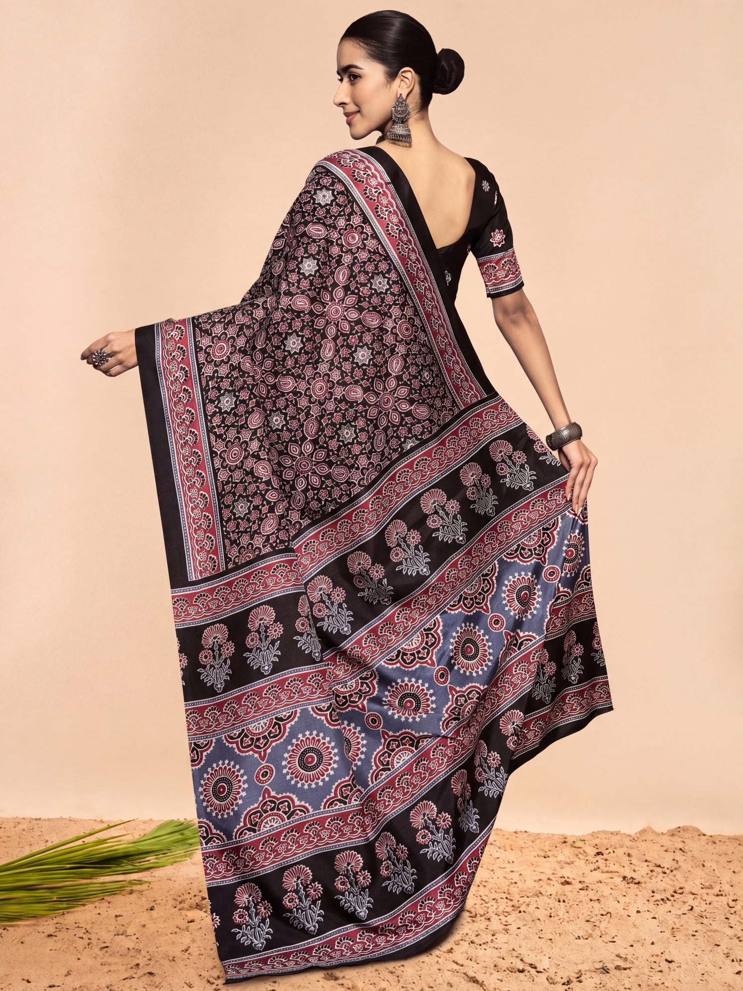 Black Dola Silk saree – detail view 5