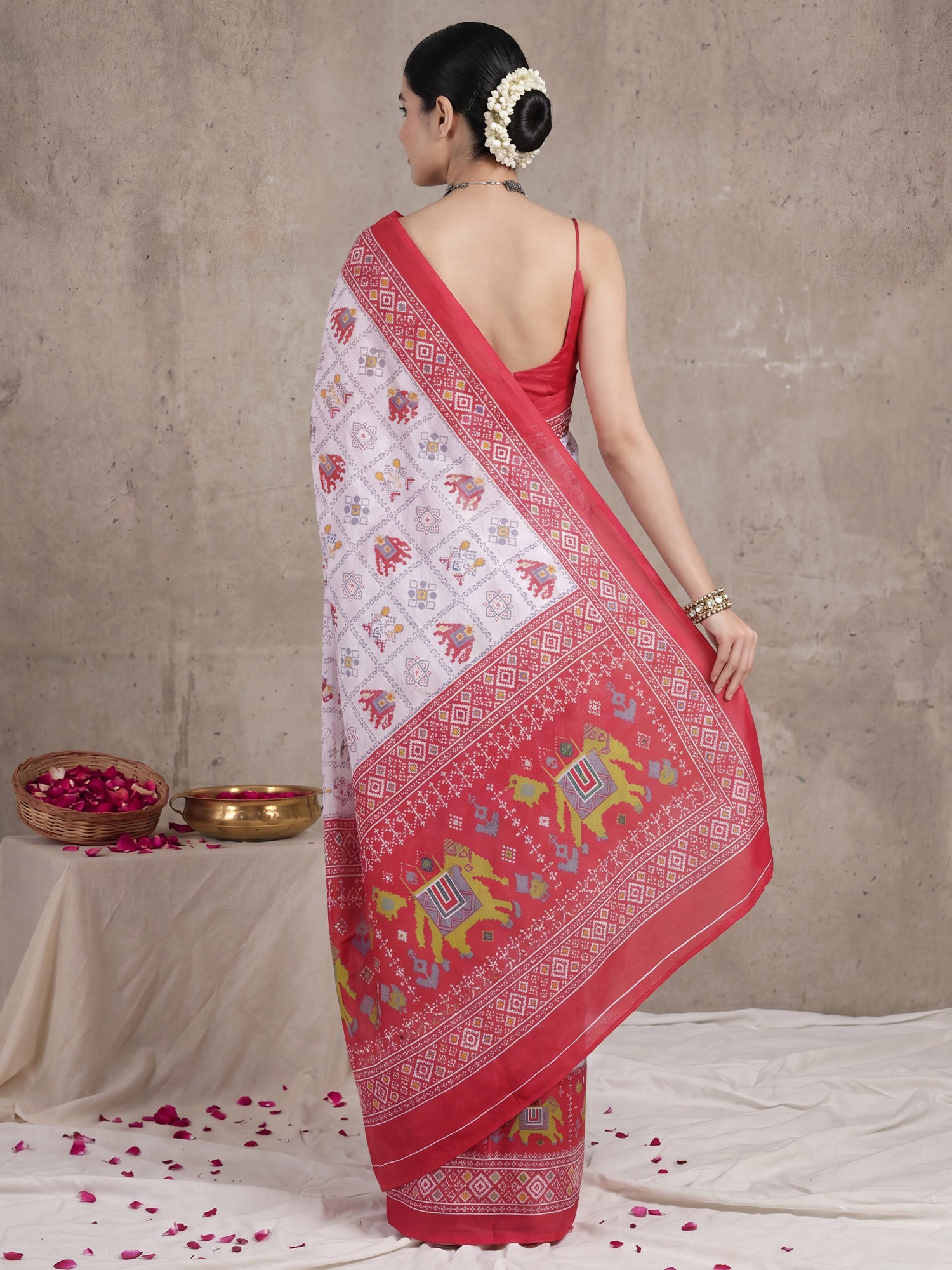 White Cotton saree – detail view 1